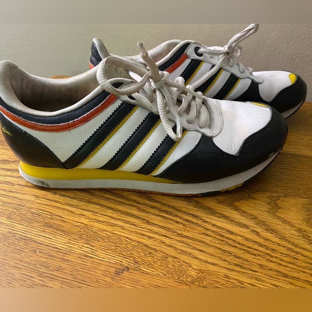 Vintage Adidas sneakers with dragon backs. Men’s size 5, women’s 7.